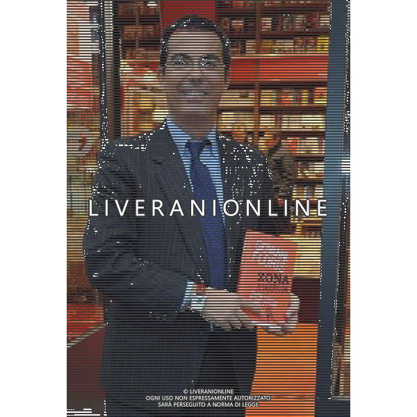 MILANO 14/1/2011 LIBRERIA COOP UNIVERSITA\' STATALE VIA LARGA PRESENTAZIONE DEL LIBRO DI GIOVANNI FLORIS: -ZONA RETROCESSIONE. PERCHE\' L\' ITALIA RISCHIA DI FINIRE IN SERIE B- NELLA FOTO GIOVANNI FLORES GIORNALISTA RAI FOTO ROMANO/AG ALDO LIVERANI