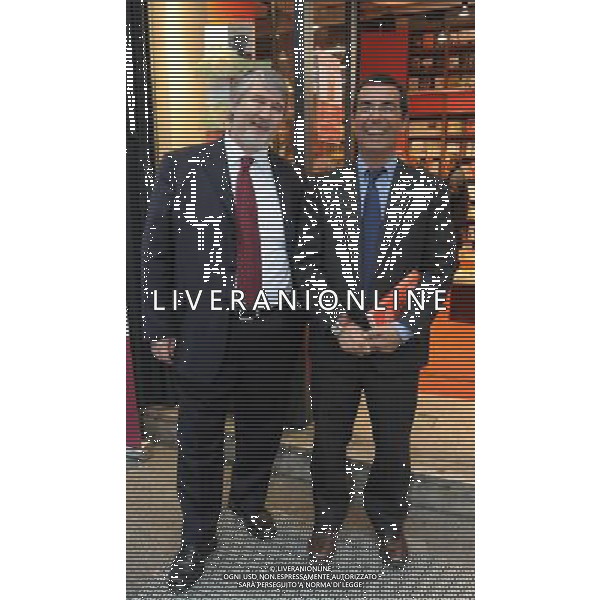 MILANO 14/1/2011 LIBRERIA COOP UNIVERSITA\' STATALE VIA LARGA PRESENTAZIONE DEL LIBRO DI GIOVANNI FLORIS: -ZONA RETROCESSIONE. PERCHE\' L\' ITALIA RISCHIA DI FINIRE IN SERIE B- NELLA FOTO GIULIANO POLETTI (LEGA COOP) E GIOVANNI FLORES FOTO ROMANO/AG ALDO LIVERANI