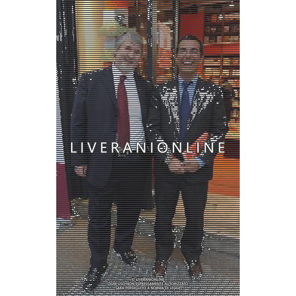 MILANO 14/1/2011 LIBRERIA COOP UNIVERSITA\' STATALE VIA LARGA PRESENTAZIONE DEL LIBRO DI GIOVANNI FLORIS: -ZONA RETROCESSIONE. PERCHE\' L\' ITALIA RISCHIA DI FINIRE IN SERIE B- NELLA FOTO GIULIANO POLETTI (LEGA COOP) E GIOVANNI FLORES FOTO ROMANO/AG ALDO LIVERANI