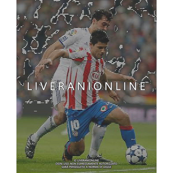 Atletico de Madrid\'s Kun Aguero (f) and Real Madrid\'s Alvaro Arbeloa during Spanish King\'s Cup match.January 13,2011. (ALTERPHOTOS/Acero) AG ALDO LIVERANI ONLY ITALY