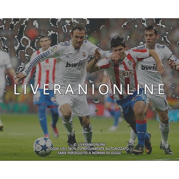 Atletico de Madrid\'s Kun Aguero (r) and Real Madrid\'s Ricardo Carvalho during Spanish King\'s Cup match.January 13,2011. (ALTERPHOTOS/Acero) AG ALDO LIVERANI ONLY ITALY
