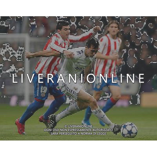 Atletico de Madrid\'s Jose Antonio Reyes (l) and Real Madrid\'s Alvaro Arbeloa during Spanish King\'s Cup match.January 13,2011. (ALTERPHOTOS/Acero) AG ALDO LIVERANI ONLY ITALY