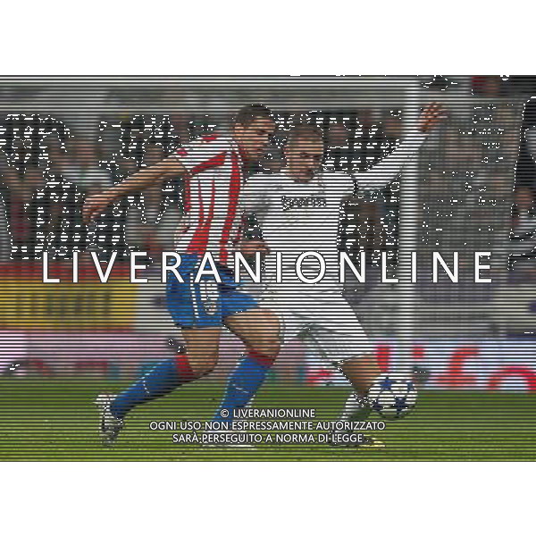 Atletico de Madrid\'s Alvaro Dominguez (l) and Real Madrid\'s Karim Benzema during Spanish King\'s Cup match.January 13,2011. (ALTERPHOTOS/Acero) AG ALDO LIVERANI ONLY ITALY