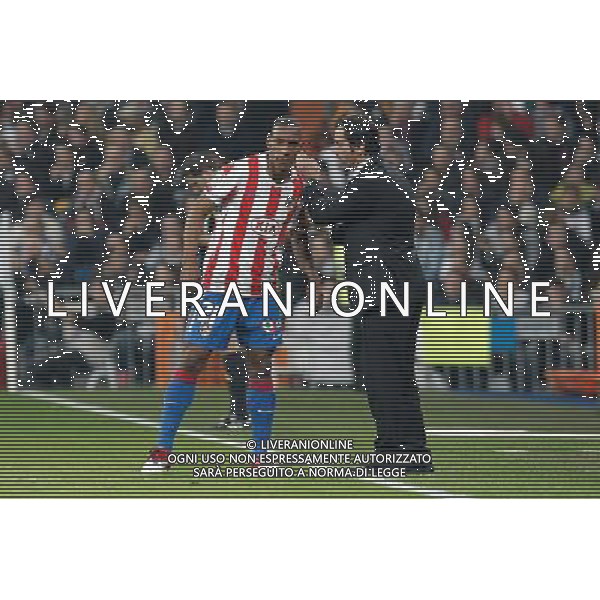 Atletico de Madrid\'s Luis Amaranto Perea and coach Quique Sanchez Flores during spanish cup match on January 13th 2011. Photo: Cesar Cebolla / ALFAQUI AG ALDO LIVERANI ONLY ITALY