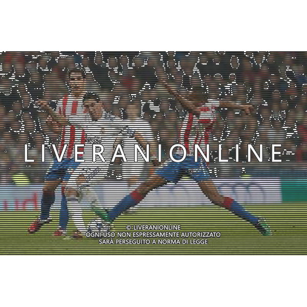Atletico de Madrid\'s Luis Amaranto Perea and Real Madrid\'s Angel Di Maria during spanish cup match on January 13th 2011. Photo: Cesar Cebolla / ALFAQUI AG ALDO LIVERANI ONLY ITALY