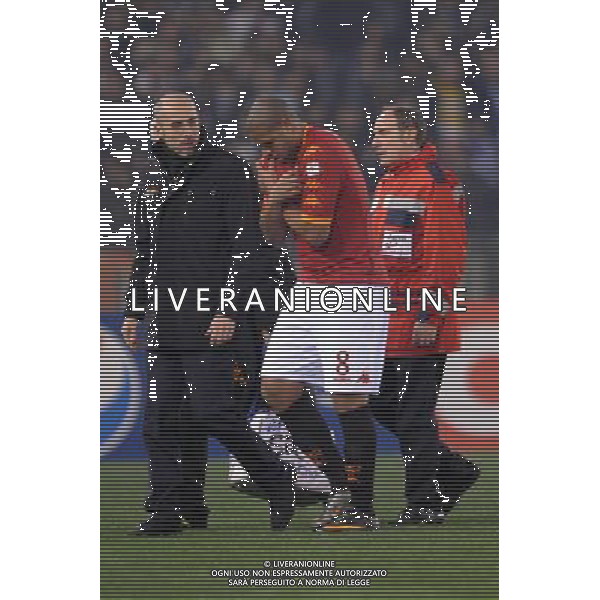 Roma - 19/01/2011 - Stadio Olimpico - TIM CUP - Coppa Italia 2010/2011 - Ottavi di finale - Roma vs Lazio - nella foto: adriano esce dolorante dal campo infortunato © Fabrizio Corradetti - ag. Aldo Liverani Sas
