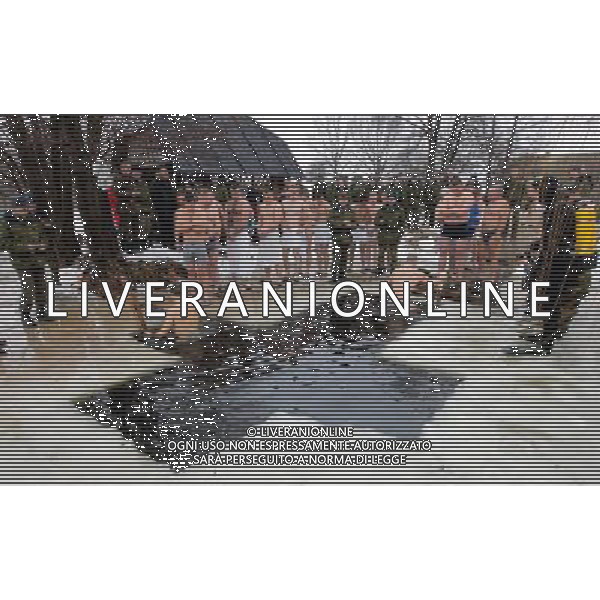 (110119) -- MINSK, Jan. 19, 2011 () -- Orthodox believers prepare to jump into icy waters as part of Epiphany holiday celebrations in Minsk, Belarus, Jan. 19, 2011. () (zcc) ©photoshot/Agenzia Aldo Liverani Sas - ITALY ONLY - Fedeli credenti ortodossi si preparano a saltare in acque ghiacciate gelide per le celebrazioni della festa dell\'Epifania, 19 gennaio 2011.