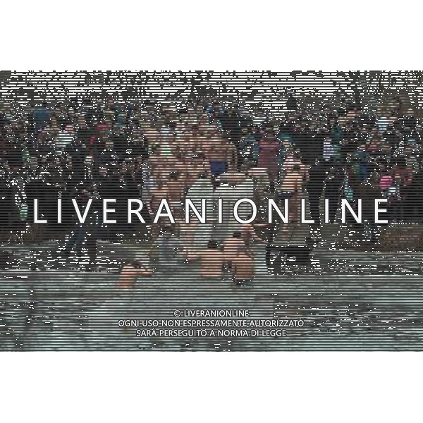 (110119) -- KIEV, Jan. 19, 2011 () -- Orthodox believers prepare to jump into icy waters as part of Epiphany holiday celebrations in Kiev, Ukraine, Jan. 19, 2011. (/Sergei Starostenko) (zcc) ©photoshot/Agenzia Aldo Liverani Sas - ITALY ONLY - Fedeli credenti ortodossi si preparano a saltare in acque ghiacciate gelide per le celebrazioni della festa dell\'Epifania, 19 gennaio 2011.