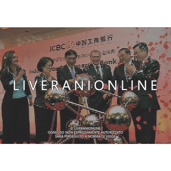 BRUXELLES, 20 GENNAIO 2011 () - Presidente della Banca industriale e commerciale della Cina (ICBC) Jiang Jianqing (3 Á L), ministro belga Yves Leterme Primo (3 Á R), l\'ambasciatore cinese in Belgio Zhang Yuanyuan (2 Á R) e l\'Ambasciatore cinese Song Zhe Missione dell\'Unione europea (1 Á R) partecipare alla cerimonia di apertura della filiale di Bruxelles ICBC a Bruxelles, capitale del Belgio, il Gen 19, 2011. (/ Wu Wei) (Lyi) AG. ALDO LIVERANI SAS ITALY ONLY