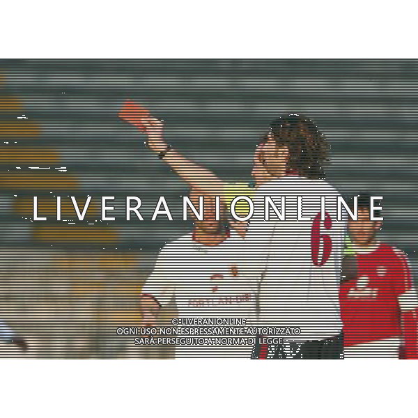MONZA BRIANZA 23/01/2011 - MONZA VS REGGIANA - CAMPIONATO PRIMA DIVISIONE LEGA-PRO 2010-2011 - NELLA FOTO: L\'ARBITRO ESPELLE MEI - FOTO NANDO VESCUSIO / AGENZIA ALDO LIVERANI