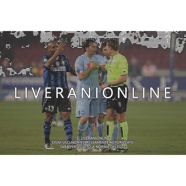 NAPOLI-INTER COPPA ITALIA TIM CUP 26/01/2011 NELLA FOTO: MAICON - LE PROTESTE DI ARONICA CON L\'ARBITRO VALERI ©MOSCA/AGENZIA ALDO LIVERANI SAS
