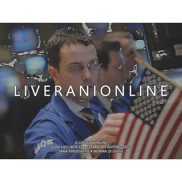 (110126) -- NEW YORK, Jan. 26, 2011 () -- Traders work on the floor of the New York Stock Exchange in New York, the United States, Jan. 26, 2011. The blue-chip Dow broke through the psychologically important 12,000 mark on Wednesday for the first time in two and a half years, but edged lower in afternoon trading. (/Shen Hong) (wjd) ©PHOTOSHOT/Agenzia Aldo Liverani Sas - ITALY ONLY - AGENTI, OPERATORI DELLA BORSA DI NEW YORK