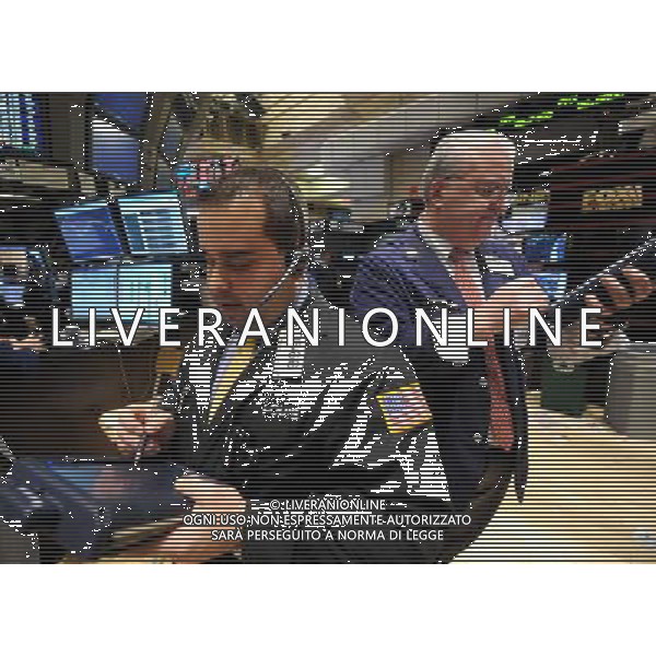 (110126) -- NEW YORK, Jan. 26, 2011 () -- Traders work on the floor of the New York Stock Exchange in New York, the United States, Jan. 26, 2011. The blue-chip Dow broke through the psychologically important 12,000 mark on Wednesday for the first time in two and a half years, but edged lower in afternoon trading. (/Shen Hong) (wjd) ©PHOTOSHOT/Agenzia Aldo Liverani Sas - ITALY ONLY - AGENTI, OPERATORI DELLA BORSA DI NEW YORK