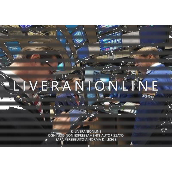 (110126) -- NEW YORK, Jan. 26, 2011 () -- Traders work on the floor of the New York Stock Exchange in New York, the United States, Jan. 26, 2011. The blue-chip Dow broke through the psychologically important 12,000 mark on Wednesday for the first time in two and a half years, but edged lower in afternoon trading. (/Shen Hong) (wjd) ©PHOTOSHOT/Agenzia Aldo Liverani Sas - ITALY ONLY - AGENTI, OPERATORI DELLA BORSA DI NEW YORK
