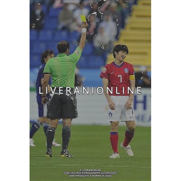 (110125) -- DOHA, Jan. 25, 2011 () -- Park Ji Sung (R) of South Korea gets a yellow card during the semifinal between Japan and South Korea at the Asian Cup in Doha, capital of Qatar, Jan. 25, 2011. (/Tao Xiyi)(lm) Doha , Coppa d\'Asia 2011 semifinali Giappone vs Corea del Sud AG. ALDO LIVERANI SAS ITALY ONLY