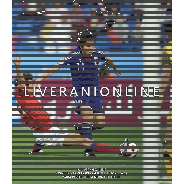 (110125) -- DOHA, Jan. 25, 2011 () -- Ryoichi Maeda (R) of Japan vies with Hwang Jae Won of South Korea during the semifinal between Japan and South Korea at the Asian Cup in Doha, capital of Qatar, Jan. 25, 2011. (/Chen Shaojin)(lm) Doha , Coppa d\'Asia 2011 semifinali Giappone vs Corea del Sud AG. ALDO LIVERANI SAS ITALY ONLY