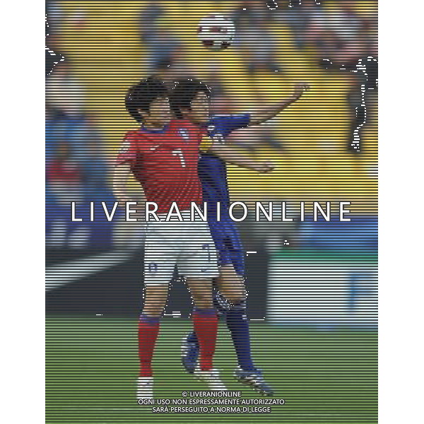 (110125) -- DOHA, Jan. 25, 2011 () -- Park Ji Sung (L) of South Korea vies with Atsuto Uchida of Japan during the semifinal between Japan and South Korea at the Asian Cup in Doha, capital of Qatar, Jan. 25, 2011. (/Chen Shaojin)(lm) Doha , Coppa d\'Asia 2011 semifinali Giappone vs Corea del Sud AG. ALDO LIVERANI SAS ITALY ONLY