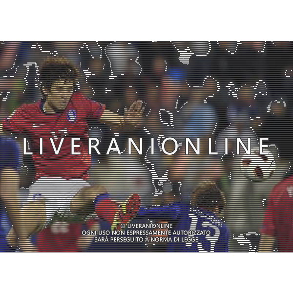 (110126) -- DOHA, Jan. 26, 2011 () -- Koo Ja Cheol (L) of South Korea fights for the ball during the semifinal match between Japan and South Korea at the Asian Cup in Doha, capital of Qatar, Jan. 25, 2011. Japan defeated South Korea 3-0 on penalties after a 2-2 draw to reach the Asian Cup final. (/Tao Xiyi)(xm) Doha , Coppa d\'Asia 2011 semifinali Giappone vs Corea del Sud AG. ALDO LIVERANI SAS ITALY ONLY