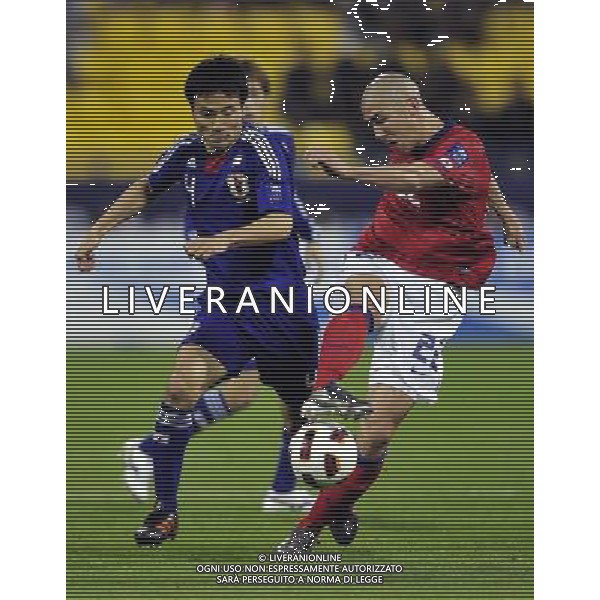 (110126) -- DOHA, Jan. 26, 2011 () -- Cha Du Ri (R) of South Korea vies with Yasuyuki Konno of Japan during the semifinal match between Japan and South Korea at the Asian Cup in Doha, capital of Qatar, Jan. 25, 2011. Japan defeated South Korea 3-0 on penalties after a 2-2 draw to reach the Asian Cup final. (/Tao Xiyi)(xm) Doha , Coppa d\'Asia 2011 semifinali Giappone vs Corea del Sud AG. ALDO LIVERANI SAS ITALY ONLY