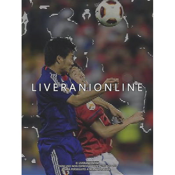 (110126) -- DOHA, Jan. 26, 2011 () -- Park Ji Sung (R) of South Korea heads the ball during the semifinal match between Japan and South Korea at the Asian Cup in Doha, capital of Qatar, Jan. 25, 2011. Japan defeated South Korea 3-0 on penalties after a 2-2 draw to reach the Asian Cup final. (/Tao Xiyi)(xm) Doha , Coppa d\'Asia 2011 semifinali Giappone vs Corea del Sud AG. ALDO LIVERANI SAS ITALY ONLY