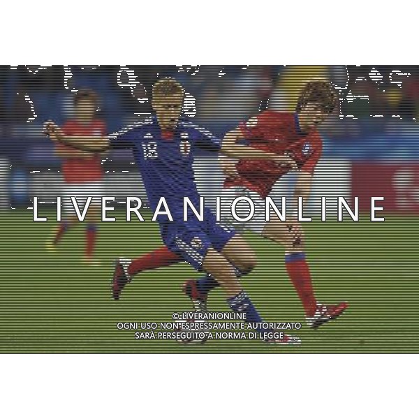 (110125) -- DOHA, Jan. 25, 2011 () -- Keisuke Honda (L) of Japan vies with Ki Sung Yueng of South Korea during the semifinal between Japan and South Korea at the Asian Cup in Doha, capital of Qatar, Jan. 25, 2011. (/Chen Shaojin)(lm) Doha , Coppa d\'Asia 2011 semifinali Giappone vs Corea del Sud AG. ALDO LIVERANI SAS ITALY ONLY