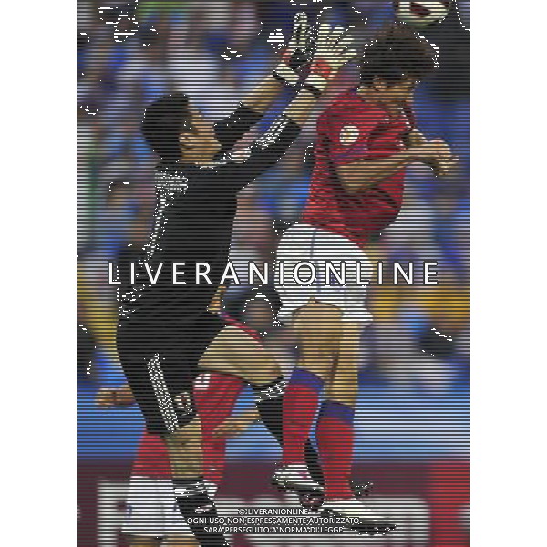 (110125) -- DOHA, Jan. 25, 2011 () -- Hwang Jae Won (R) of South Korea heads the ball during the semifinal between Japan and South Korea at the Asian Cup in Doha, capital of Qatar, Jan. 25, 2011. (/Tao Xiyi)(lm) Doha , Coppa d\'Asia 2011 semifinali Giappone vs Corea del Sud AG. ALDO LIVERANI SAS ITALY ONLY