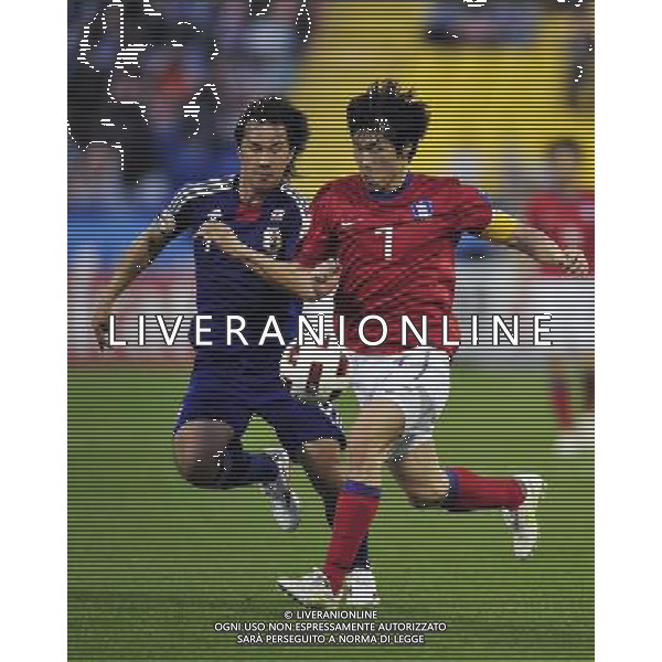 (110125) -- DOHA, Jan. 25, 2011 () -- Park Ji Sung (R) of South Korea competes during the semifinal between Japan and South Korea at the Asian Cup in Doha, capital of Qatar, Jan. 25, 2011. (/Tao Xiyi)(lm) Doha , Coppa d\'Asia 2011 semifinali Giappone vs Corea del Sud AG. ALDO LIVERANI SAS ITALY ONLY