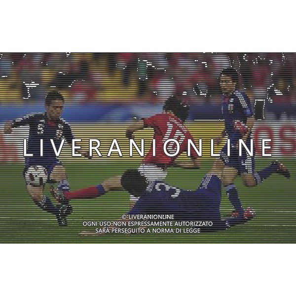 (110126) -- DOHA, Jan. 26, 2011 () -- Ji Dong Won (C) of South Korea shoots during the semifinal match between Japan and South Korea at the Asian Cup in Doha, capital of Qatar, Jan. 25, 2011. Japan defeated South Korea 3-0 on penalties after a 2-2 draw to reach the Asian Cup final. (/Tao Xiyi)(xm) Doha , Coppa d\'Asia 2011 semifinali Giappone vs Corea del Sud AG. ALDO LIVERANI SAS ITALY ONLY