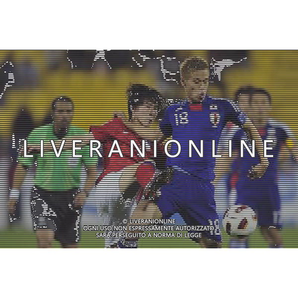 (110126) -- DOHA, Jan. 26, 2011 () -- Keisuke Honda (R front) of Japan fights for the ball during the semifinal match between Japan and South Korea at the Asian Cup in Doha, capital of Qatar, Jan. 25, 2011. Japan defeated South Korea 3-0 on penalties after a 2-2 draw to reach the Asian Cup final. (/Tao Xiyi)(xm) Doha , Coppa d\'Asia 2011 semifinali Giappone vs Corea del Sud AG. ALDO LIVERANI SAS ITALY ONLY