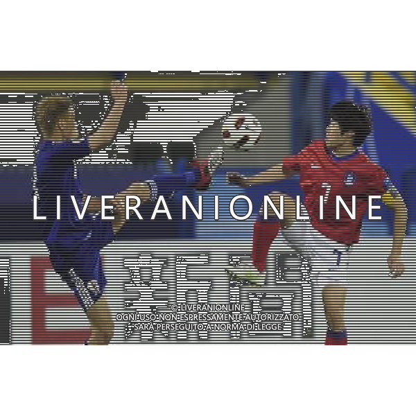 (110126) -- DOHA, Jan. 26, 2011 () -- Keisuke Honda (L) of Japan fights for the ball with Park Ji Sung of South Korea during the semifinal match between Japan and South Korea at the Asian Cup in Doha, capital of Qatar, Jan. 25, 2011. Japan defeated South Korea 3-0 on penalties after a 2-2 draw to reach the Asian Cup final. (/Tao Xiyi)(xm) Doha , Coppa d\'Asia 2011 semifinali Giappone vs Corea del Sud AG. ALDO LIVERANI SAS ITALY ONLY