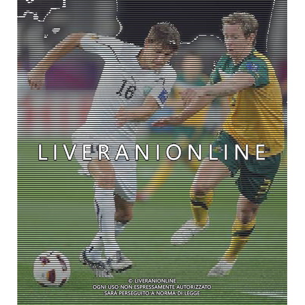 (110125) -- DOHA, Jan. 25, 2011 () -- Australia\'s David Carney (R) vies with Uzbekistan\'s Maksim Shatskikh during the Asian Cup semifinal between Uzbekistan and Australia in Doha, capital of Qatar, Jan. 25, 2011. Australia won 6-0 and advanced to the final. (/Chen Shaojin) (zw) Doha Coppa d\'Asia 2011 Uzbekistan vs Australia AG. ALDO LIVERANI SAS ITALY ONLY