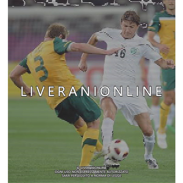 (110125) -- DOHA, Jan. 25, 2011 () -- Australia\'s David Carney (L) vies with Uzbekistan\'s Maksim Shatskikh during the Asian Cup semifinal between Uzbekistan and Australia in Doha, capital of Qatar, Jan. 25, 2011. Australia won 6-0 and advanced to the final. (/Chen Shaojin) (zw) Doha Coppa d\'Asia 2011 Uzbekistan vs Australia AG. ALDO LIVERANI SAS ITALY ONLY