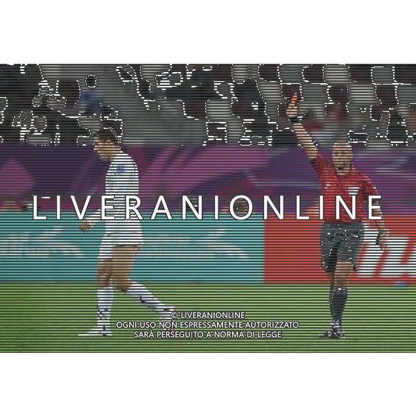 (110125) -- DOHA, Jan. 25, 2011 () -- Uzbekistan\'s Ulugbek Bakayev (L) receives a red card during the Asian Cup semifinal between Uzbekistan and Australia in Doha, capital of Qatar, Jan. 25, 2011. Australia won 6-0 and advanced to the final. (/Chen Shaojin) (zw) Doha Coppa d\'Asia 2011 Uzbekistan vs Australia AG. ALDO LIVERANI SAS ITALY ONLY