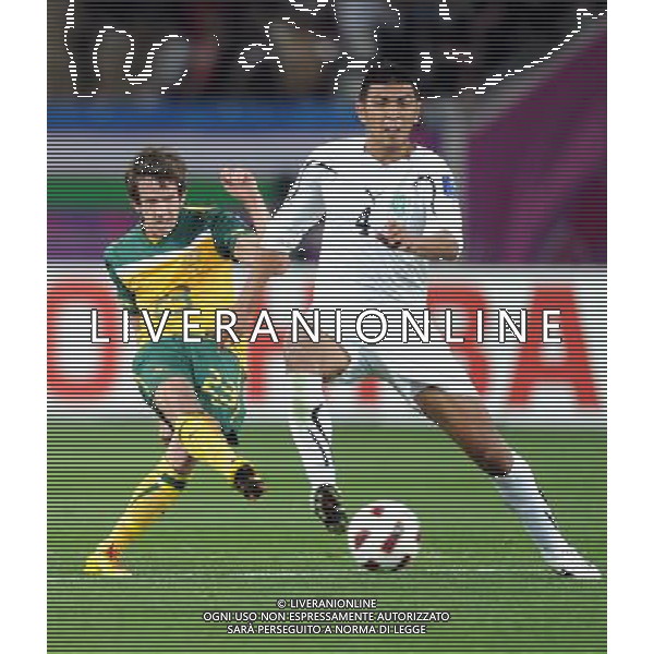 (110126) -- DOHA, Jan. 26, 2011 (Xinhua) -- Robbie Kruse (L) of Australia shoots to score during the Asian Cup semifinal match between Uzbekistan and Australia in Doha, capital of Qatar, Jan. 25, 2011. Australia won 6-0 and advanced to the final. (Xinhua/Chen Shaojin) (xm) Doha Coppa d\'Asia 2011 Uzbekistan vs Australia AG. ALDO LIVERANI SAS ITALY ONLY