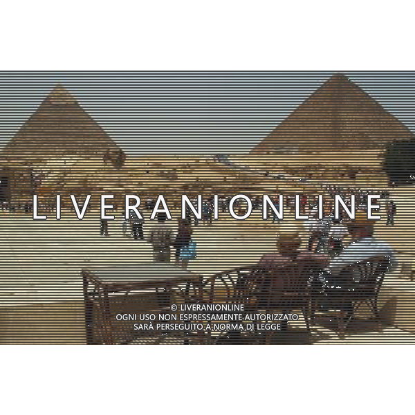 Le grandi piramidi e la Sfinge di Giza, in Egitto. L\'Egitto e\' famoso per la sua antica civilta\' e alcuni dei monumenti pi antichi e importanti del mondo, includendo le Piramidi di Giza e la Grande Sfinge di Giza, la citta\' meridionale di Luxor contiene un numero particolarmente elevato di manufatti antichi, come il tempio di Karnak e la Valle dei re. Oggi, l\'Egitto e\' ampiamente considerata come un importante centro politico e culturale del Medio Oriente ©photoshot/AG ALDO LIVERANI SAS - ITALY ONLY - *** Local Caption *** .