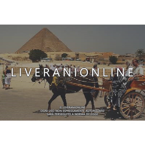 Le grandi piramidi e la Sfinge di Giza, in Egitto. L\'Egitto e\' famoso per la sua antica civilta\' e alcuni dei monumenti pi antichi e importanti del mondo, includendo le Piramidi di Giza e la Grande Sfinge di Giza, la citta\' meridionale di Luxor contiene un numero particolarmente elevato di manufatti antichi, come il tempio di Karnak e la Valle dei re. Oggi, l\'Egitto e\' ampiamente considerata come un importante centro politico e culturale del Medio Oriente ©photoshot/AG ALDO LIVERANI SAS - ITALY ONLY - *** Local Caption *** .
