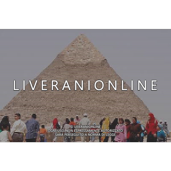 Le grandi piramidi e la Sfinge di Giza, in Egitto. L\'Egitto e\' famoso per la sua antica civilta\' e alcuni dei monumenti pi antichi e importanti del mondo, includendo le Piramidi di Giza e la Grande Sfinge di Giza, la citta\' meridionale di Luxor contiene un numero particolarmente elevato di manufatti antichi, come il tempio di Karnak e la Valle dei re. Oggi, l\'Egitto e\' ampiamente considerata come un importante centro politico e culturale del Medio Oriente ©photoshot/AG ALDO LIVERANI SAS - ITALY ONLY - *** Local Caption *** .