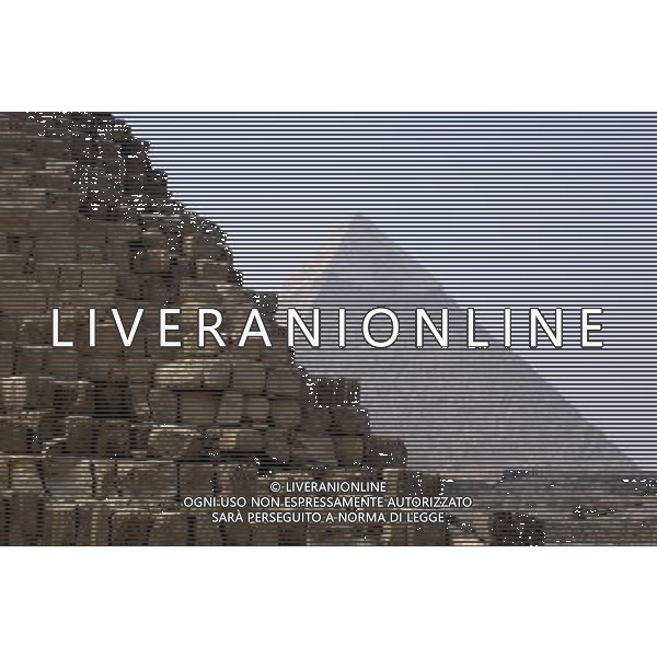 Le grandi piramidi e la Sfinge di Giza, in Egitto. L\'Egitto e\' famoso per la sua antica civilta\' e alcuni dei monumenti pi antichi e importanti del mondo, includendo le Piramidi di Giza e la Grande Sfinge di Giza, la citta\' meridionale di Luxor contiene un numero particolarmente elevato di manufatti antichi, come il tempio di Karnak e la Valle dei re. Oggi, l\'Egitto e\' ampiamente considerata come un importante centro politico e culturale del Medio Oriente ©photoshot/AG ALDO LIVERANI SAS - ITALY ONLY - *** Local Caption *** .