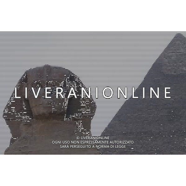 Le grandi piramidi e la Sfinge di Giza, in Egitto. L\'Egitto e\' famoso per la sua antica civilta\' e alcuni dei monumenti pi antichi e importanti del mondo, includendo le Piramidi di Giza e la Grande Sfinge di Giza, la citta\' meridionale di Luxor contiene un numero particolarmente elevato di manufatti antichi, come il tempio di Karnak e la Valle dei re. Oggi, l\'Egitto e\' ampiamente considerata come un importante centro politico e culturale del Medio Oriente ©photoshot/AG ALDO LIVERANI SAS - ITALY ONLY - *** Local Caption *** .