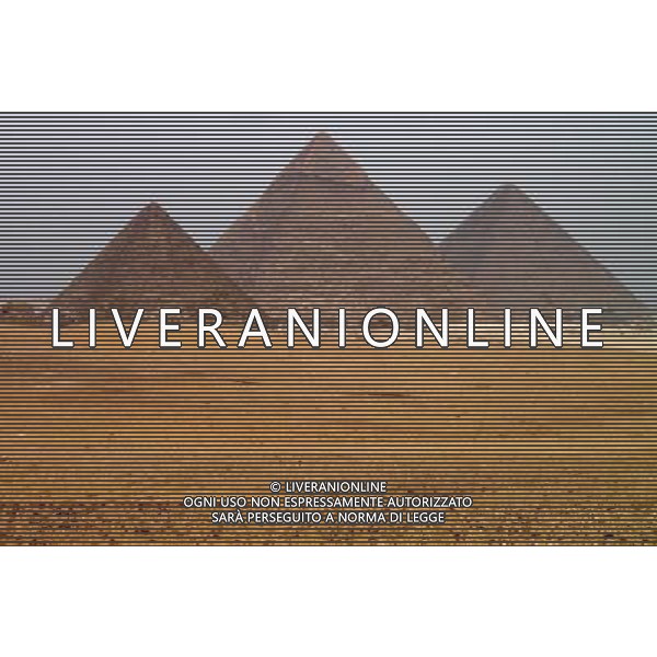 Le grandi piramidi e la Sfinge di Giza, in Egitto. L\'Egitto e\' famoso per la sua antica civilta\' e alcuni dei monumenti pi antichi e importanti del mondo, includendo le Piramidi di Giza e la Grande Sfinge di Giza, la citta\' meridionale di Luxor contiene un numero particolarmente elevato di manufatti antichi, come il tempio di Karnak e la Valle dei re. Oggi, l\'Egitto e\' ampiamente considerata come un importante centro politico e culturale del Medio Oriente ©photoshot/AG ALDO LIVERANI SAS - ITALY ONLY - *** Local Caption *** .