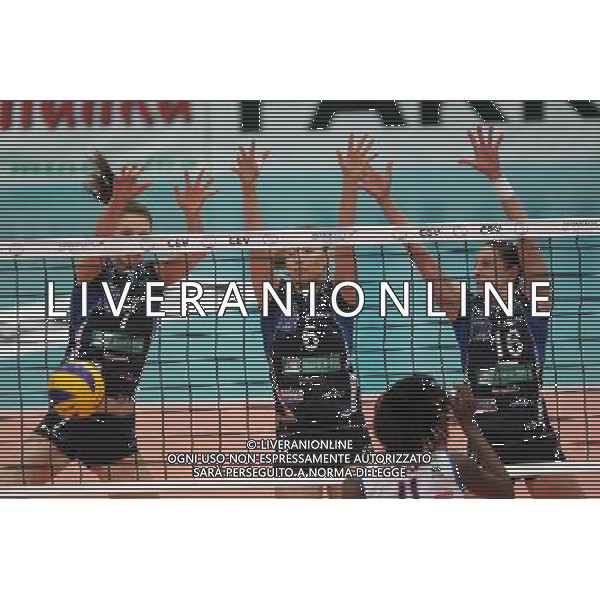 MUSZYNA 03.02.2011 cev woman volleyball champions league BANK BPS FAKRO MUSZYNA - MC CARNAGHI VILLA CORTESE ,CEV N/Z. JOANNA KACZOR, AGNIESZKA BEDNAREK KASZA , ALEKSANDRA JAGIELO , TYLEM MEGAN HODGE FOTO: TOMASZ MARKOWSKI / NEWSPIX --- Newspix.pl VOLLEY CHAMPIONS LEAGUE BANK BPS FAKRO MUSZYNA - MC CARNAGHI VILLA CORTESE AG. ALDO LIVERANI SAS ITALY ONLY *** Local Caption ***