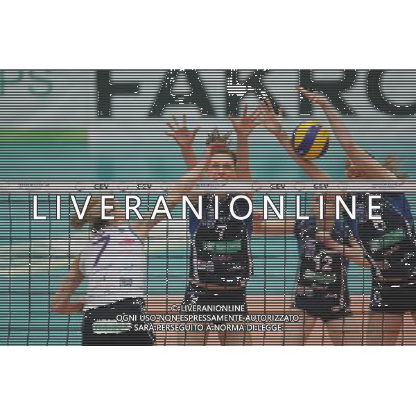 MUSZYNA 03.02.2011 cev woman volleyball champions league BANK BPS FAKRO MUSZYNA - MC CARNAGHI VILLA CORTESE ,CEV N/Z. JOANNA KACZOR (L), AGNIESZKA BEDNAREK KASZA (P) , TYLEM ALESSIA LANZINI FOTO: TOMASZ MARKOWSKI / NEWSPIX --- Newspix.pl VOLLEY CHAMPIONS LEAGUE BANK BPS FAKRO MUSZYNA - MC CARNAGHI VILLA CORTESE AG. ALDO LIVERANI SAS ITALY ONLY *** Local Caption ***
