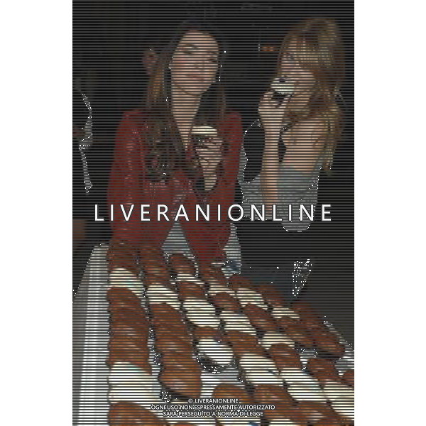 Jacqueline MacInnes Wood and Kim Matula Photo by Scott Downie The Bold and the Beautiful, today marks the broadcast date of the 6,000th episode with a special cast and crew party on the set where all episodes were filmed CBS Television Studios Los Angeles February 7, 2011 - Los Angeles, California Il Bold and the Beautiful, segna oggi la data di trasmissione dell\'episodio 6.000mo con un cast e crew party speciale sul set, dove tutti gli episodi sono stati girati AG. ALDO LIVERANI SAS ITALY ONLY *** Local Caption ***
