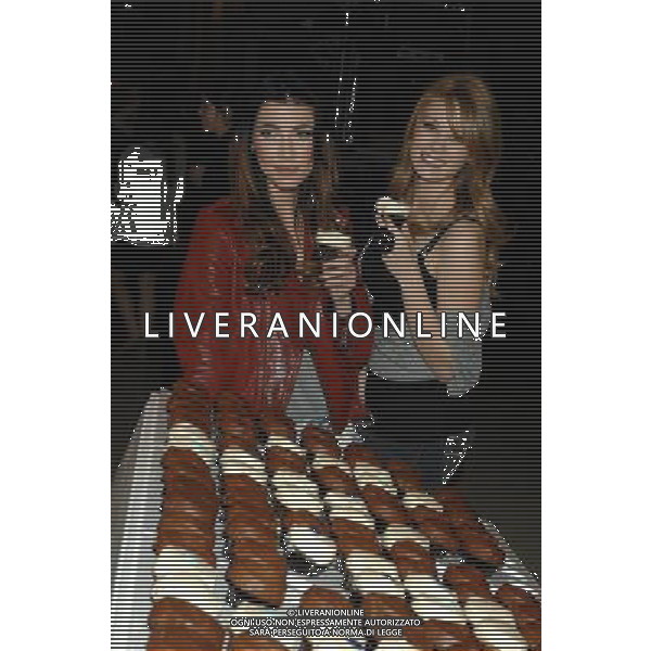 Jacqueline MacInnes Wood and Kim Matula Photo by Scott Downie The Bold and the Beautiful, today marks the broadcast date of the 6,000th episode with a special cast and crew party on the set where all episodes were filmed CBS Television Studios Los Angeles February 7, 2011 - Los Angeles, California Il Bold and the Beautiful, segna oggi la data di trasmissione dell\'episodio 6.000mo con un cast e crew party speciale sul set, dove tutti gli episodi sono stati girati AG. ALDO LIVERANI SAS ITALY ONLY *** Local Caption ***