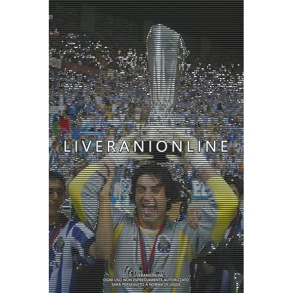 SIVIGLIA21/05/2003 FINALE DI COPPA UEFA PORTO-CELTIC GLASGOW NELLA FOTO VITOR BAIA CON LA COPPA UEFA FOTO ALDO LIVERANI 