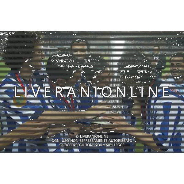 SIVIGLIA21/05/2003 FINALE DI COPPA UEFA PORTO-CELTIC GLASGOW NELLA FOTO I GIOCATORI DEL PORTO CON LA COPPA UEFA FOTO ALDO LIVERANI 