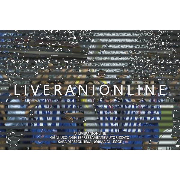 SIVIGLIA21/05/2003 FINALE DI COPPA UEFA PORTO-CELTIC GLASGOW NELLA FOTO I GIOCATORI DEL PORTO CON LA COPPA UEFA FOTO ALDO LIVERANI 