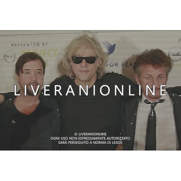 Jan Josef Liefers, Bob Geldof and Sean Penn during the Cinema for Peace press conference at Regent Hotel, Berlin 14.02.2011 BERLIN 2011 FESTIWAL FILMOWY W BERLINIE PREMIERA FILMU FOT. FUTURE IMAGE/NEWSPIX.PL ITALY ONLY!!! --- Newspix.pl /AG ALDO LIVERANI CINEMA BERLINALE CINEMA FESTIVAL - ITALY ONLY - *** Local Caption *** .