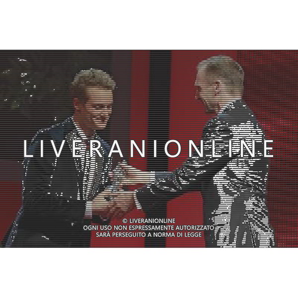 Alexander Fehling (Germany) receives the award from Ralph Fiennes. Europe\'s most promising young actors receive the Shooting Star awards 2011 at the Berlinale 2011, 61. Internationale Filmfestspiele Berlin / 61st Berlin International Film Festival. FESTIWAL FILMOWY W BERLINIE 2011 NAGRODY DLA MLODYCH AKTOROW FOT. FUTURE IMAGE/NEWSPIX.PL ITALY ONLY !!! --- Newspix.pl /AG ALDO LIVERANI CINEMA BERLINALE CINEMA FESTIVAL - ITALY ONLY - *** Local Caption *** .
