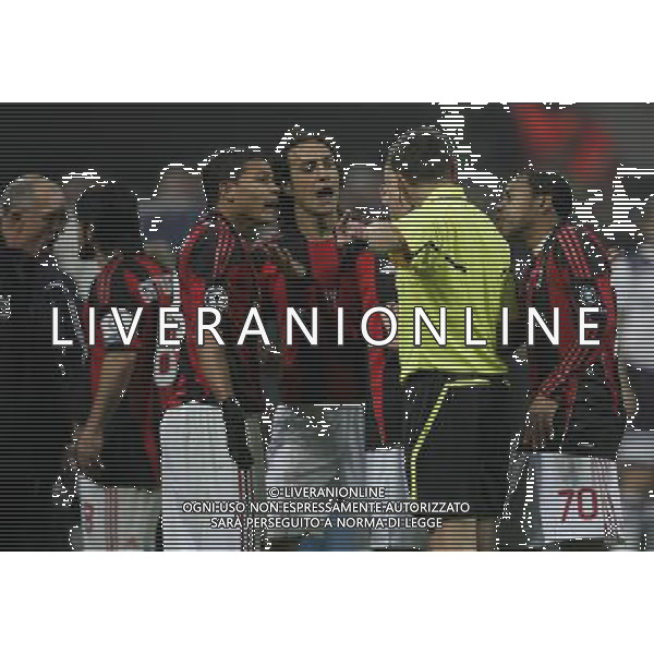 MILAN-TOTTENHAM HOTSPUR 15/02/2011 CHAMPIONS LEAGUE NELLA FOTO proteste milan FOTO MARCO LUZZANI-AG ALDO LIVERANI 